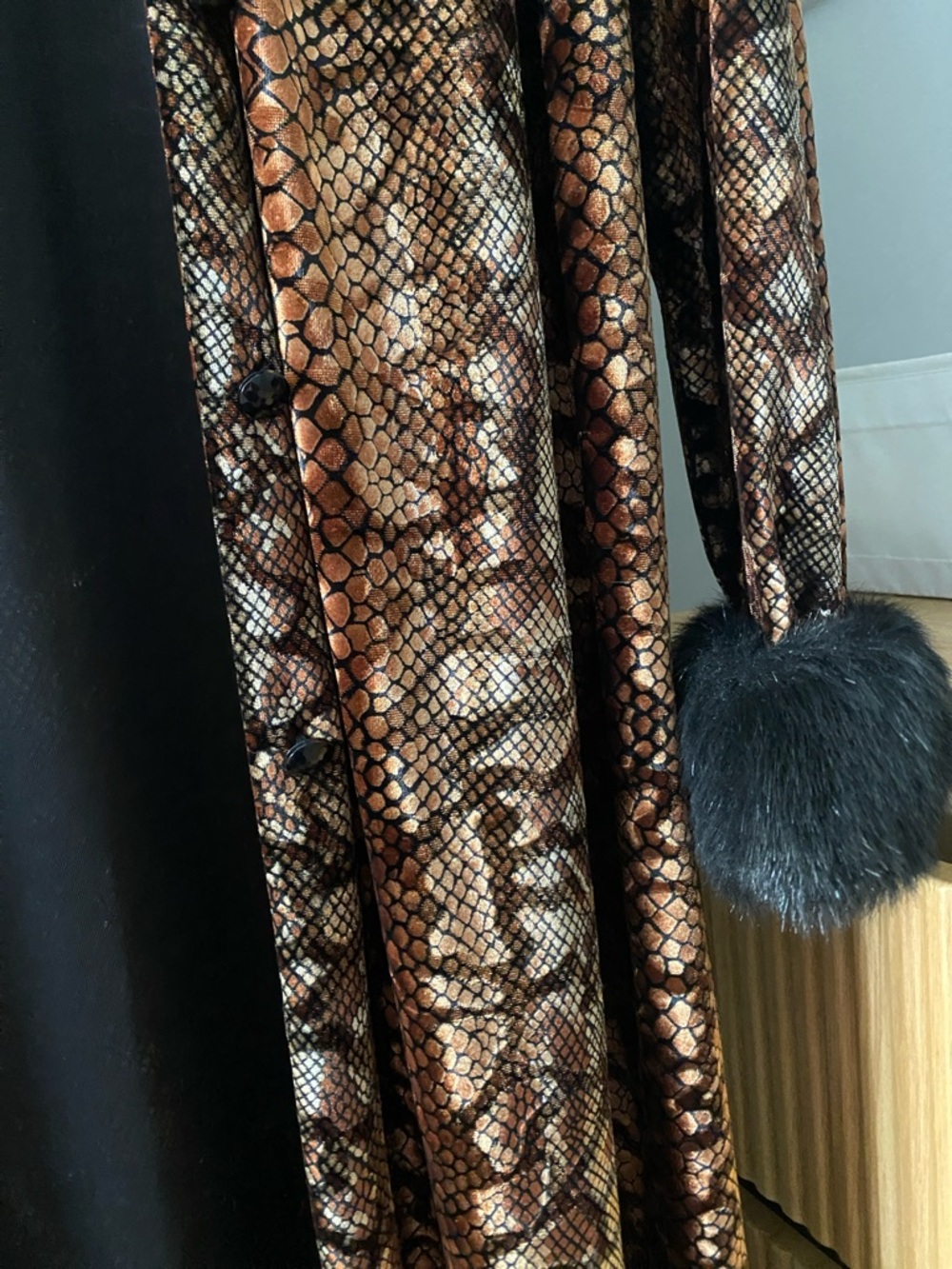 Ronni Nicole Brown Snake-Print Coat with Black Fur Trim - Picture 8 of 8